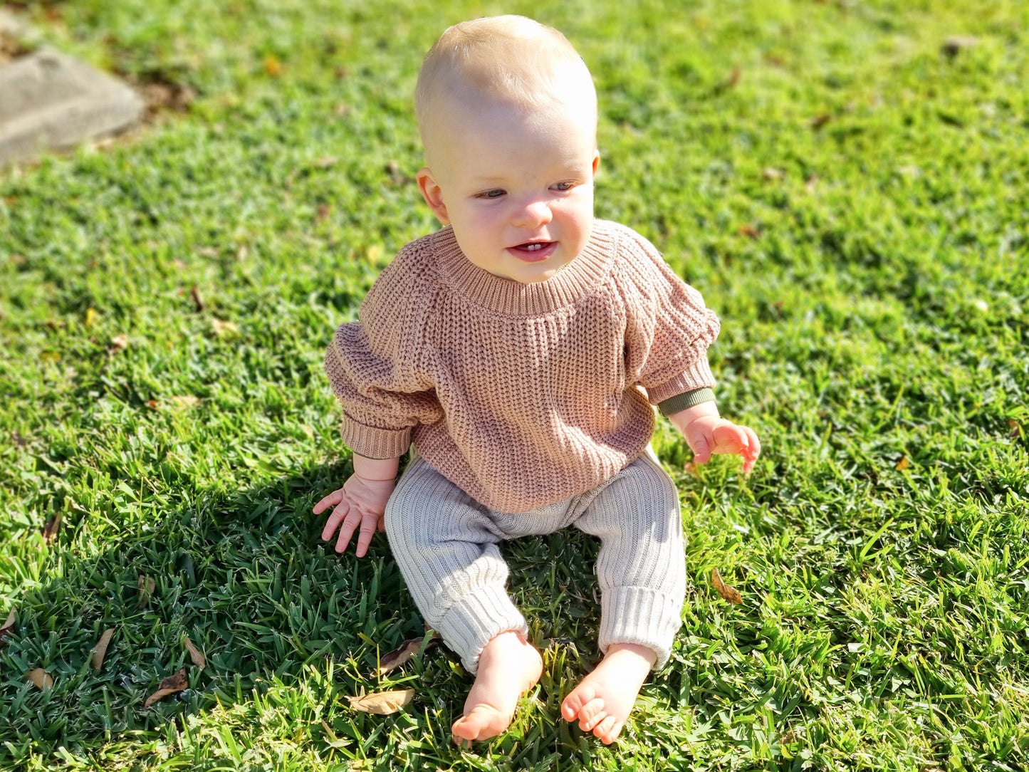 Gorgeous chunk knit sweater in a clay colour for babies & toddlers. Relaxed fit