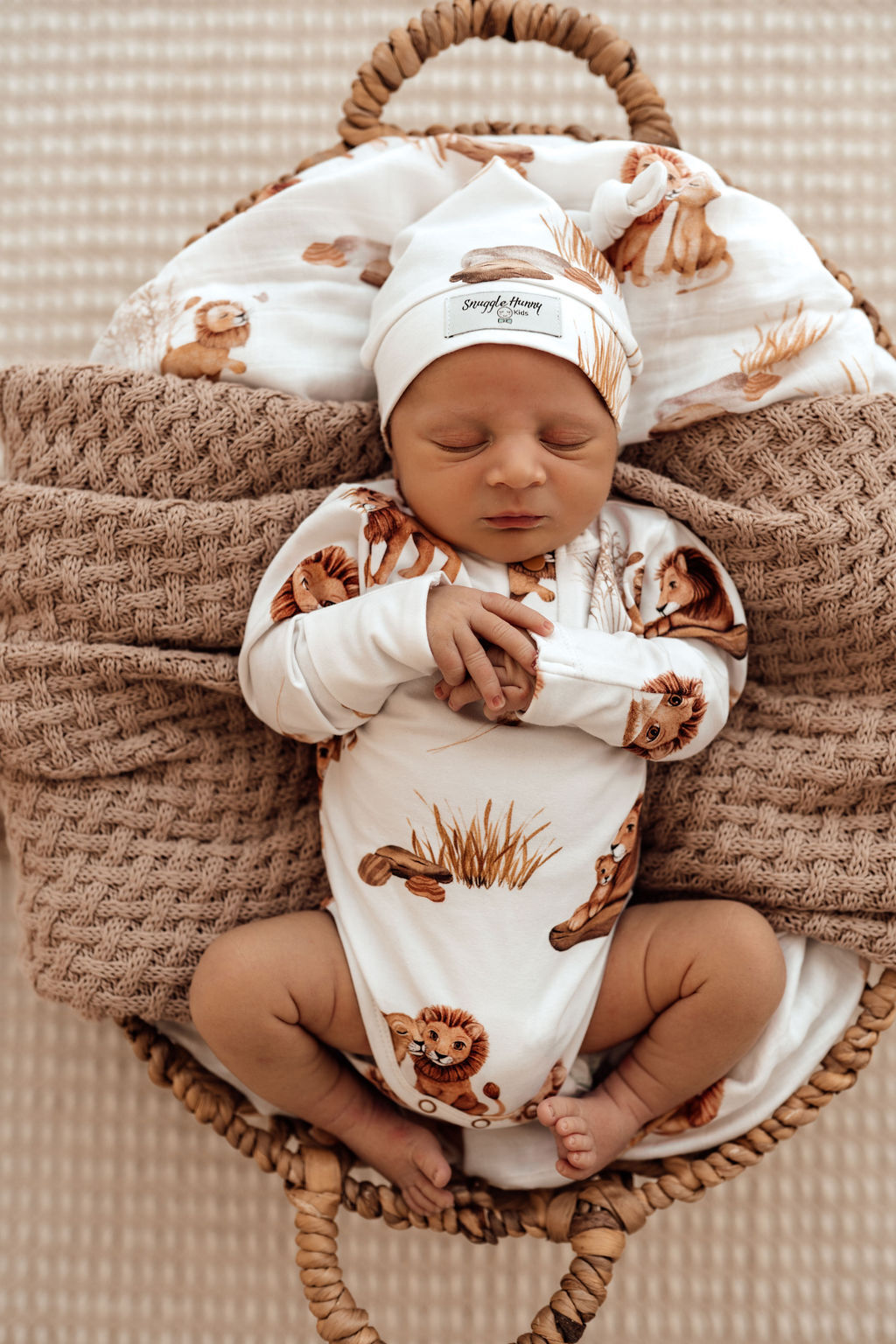 Lion long sleeve bodysuit for babies & toddlers, in a white fabric & adorable lion design